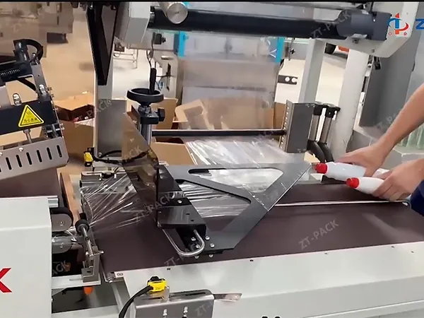 Máquina de embalaje con film termoencogible