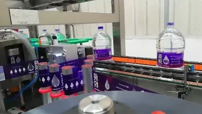 Etiquetadora de bidones de 5L